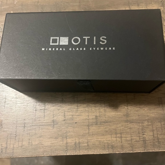 BRAND NEW!!! Gorgeous black Otis Sunglasses! - Picture 4 of 10